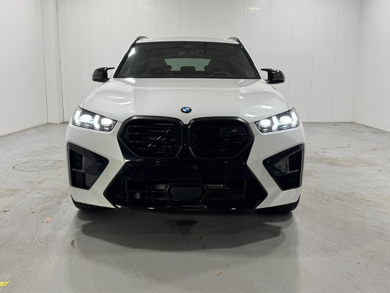 BMW X5 M Vehicle Full-screen Gallery Image 7