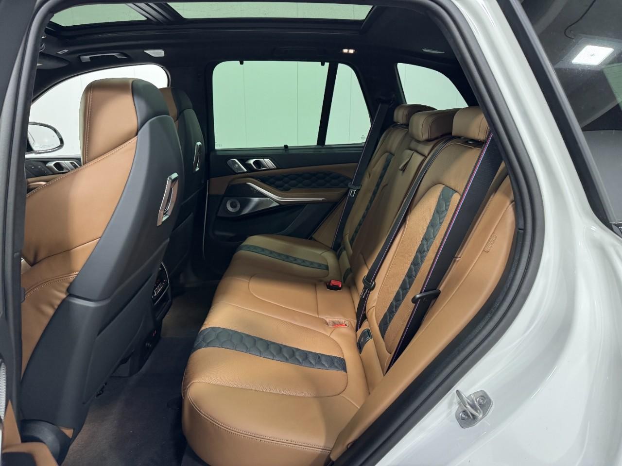 BMW X5 M Vehicle Full-screen Gallery Image 8