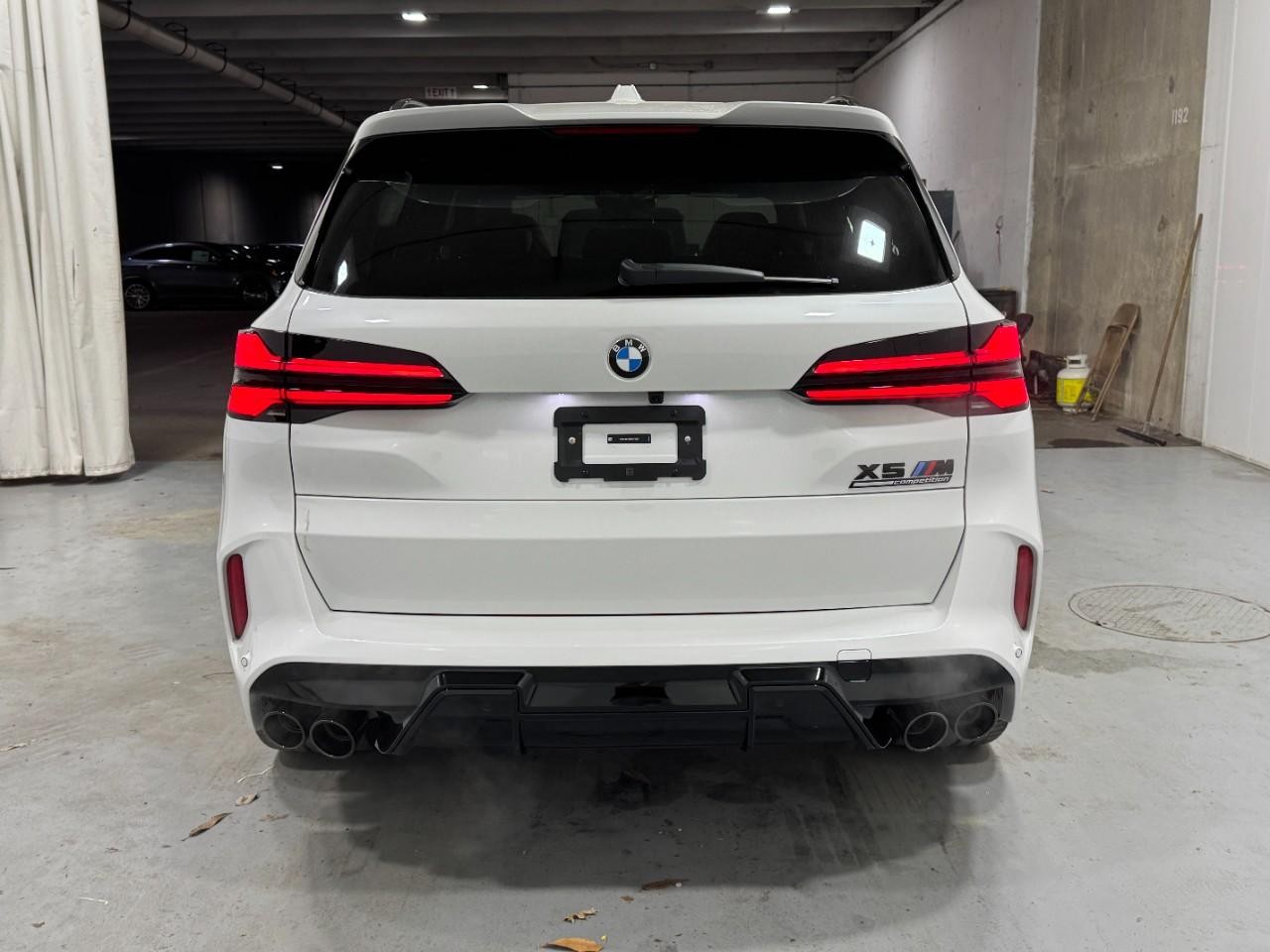 BMW X5 M Vehicle Full-screen Gallery Image 9