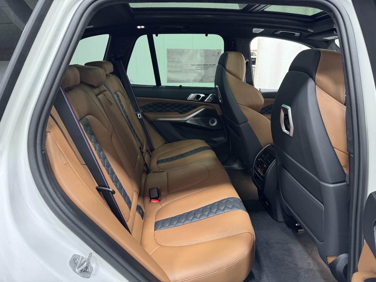 BMW X5 M Vehicle Full-screen Gallery Image 10