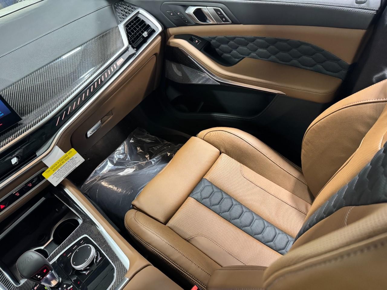 BMW X5 M Vehicle Full-screen Gallery Image 17