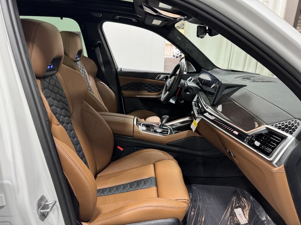 BMW X5 M Vehicle Full-screen Gallery Image 18