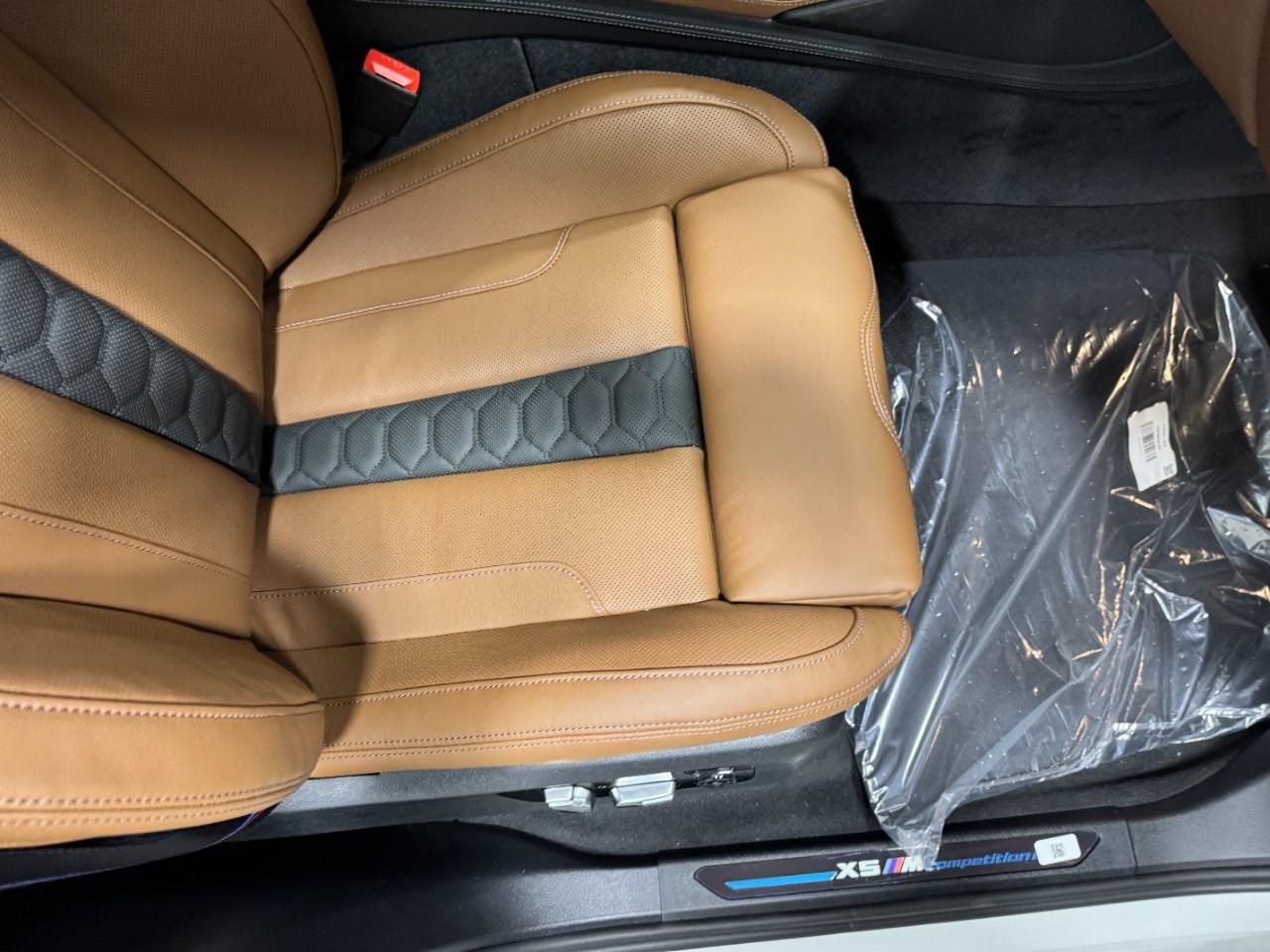 BMW X5 M Vehicle Full-screen Gallery Image 19