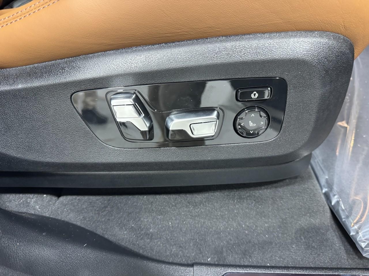 BMW X5 M Vehicle Full-screen Gallery Image 20