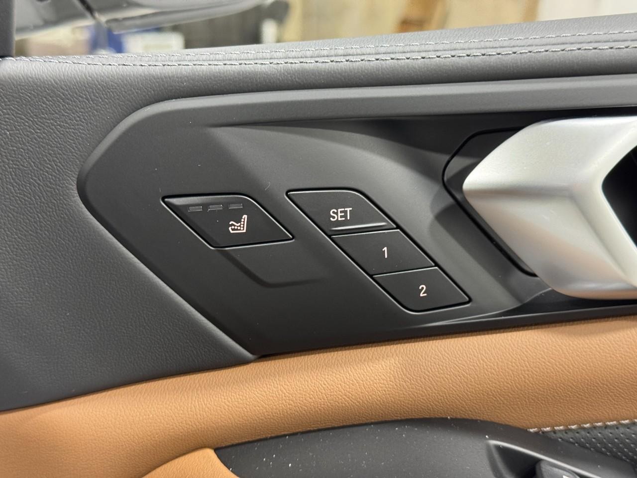 BMW X5 M Vehicle Full-screen Gallery Image 21