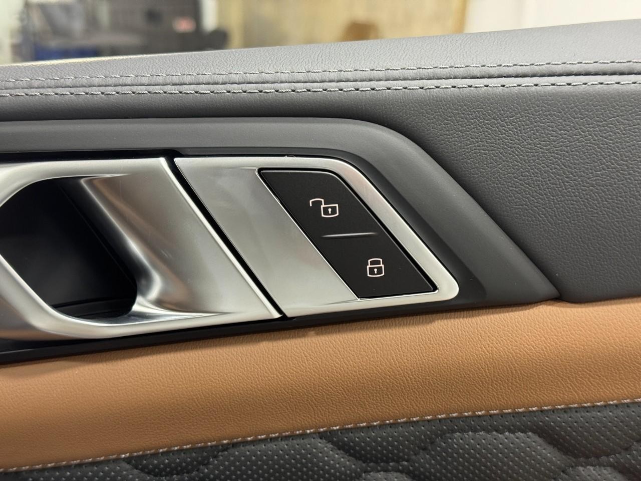 BMW X5 M Vehicle Full-screen Gallery Image 22