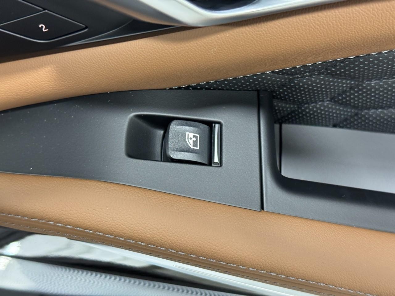 BMW X5 M Vehicle Full-screen Gallery Image 23