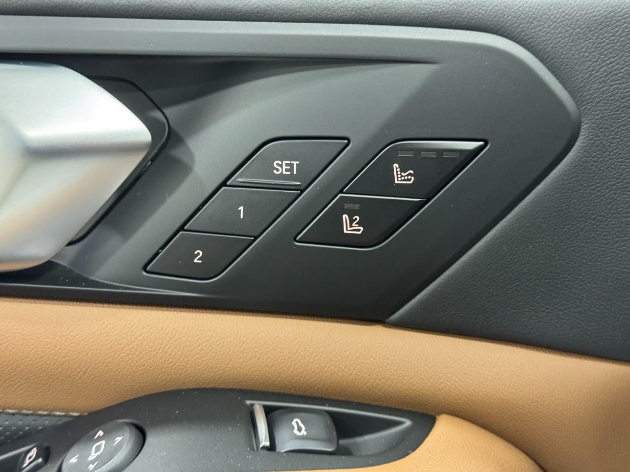 BMW X5 M Vehicle Full-screen Gallery Image 25