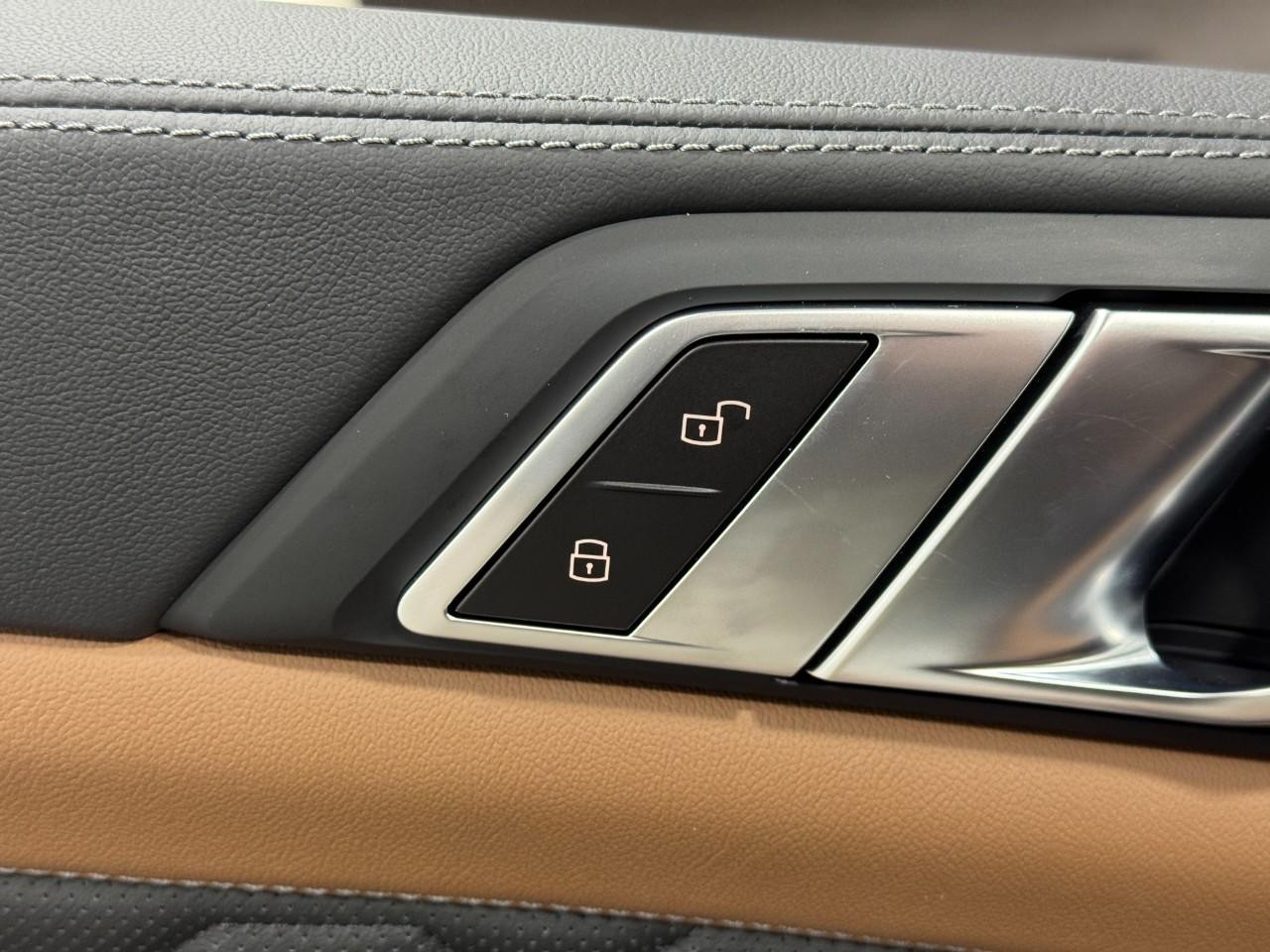 BMW X5 M Vehicle Full-screen Gallery Image 26