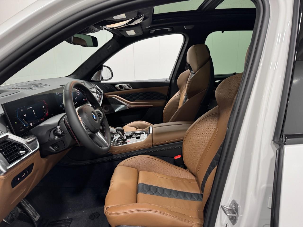 BMW X5 M Vehicle Full-screen Gallery Image 28