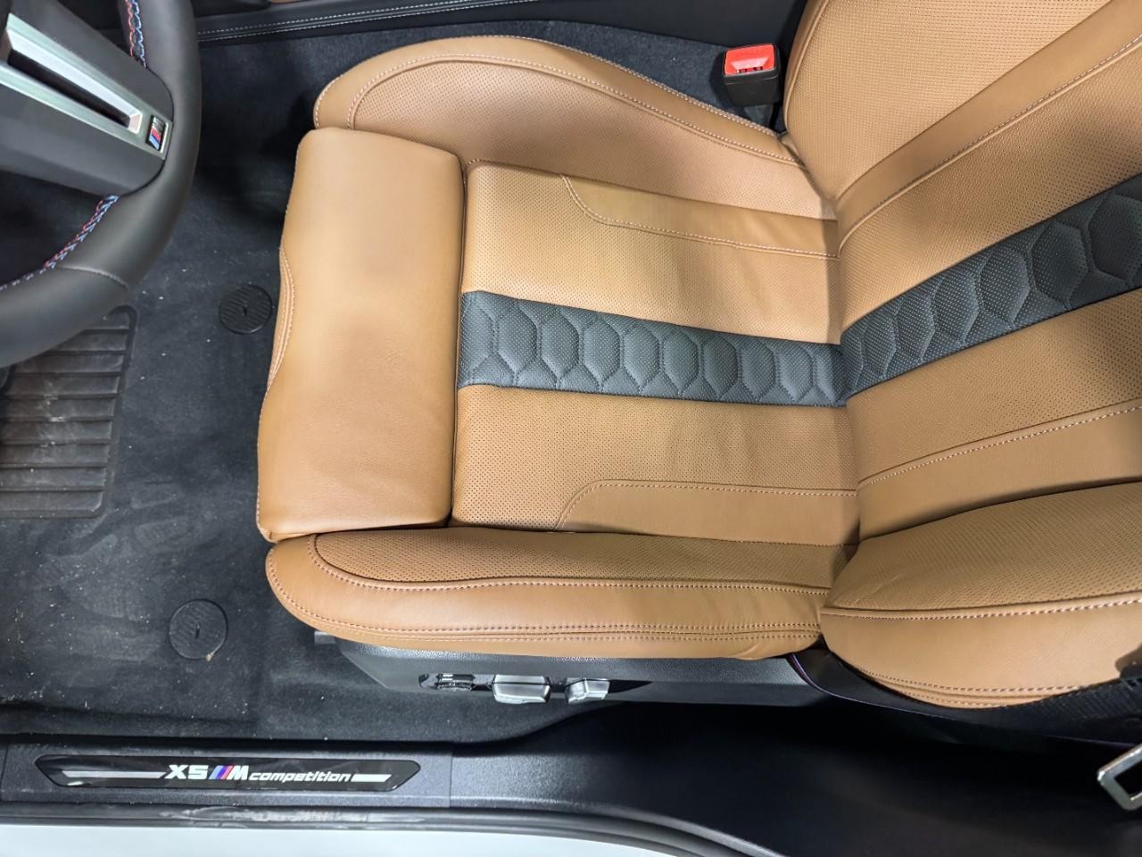 BMW X5 M Vehicle Full-screen Gallery Image 29