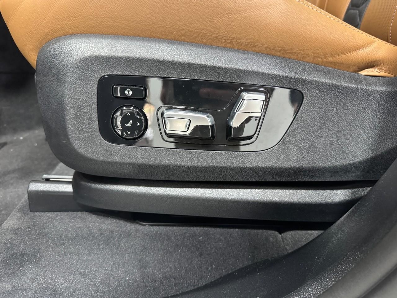 BMW X5 M Vehicle Full-screen Gallery Image 30