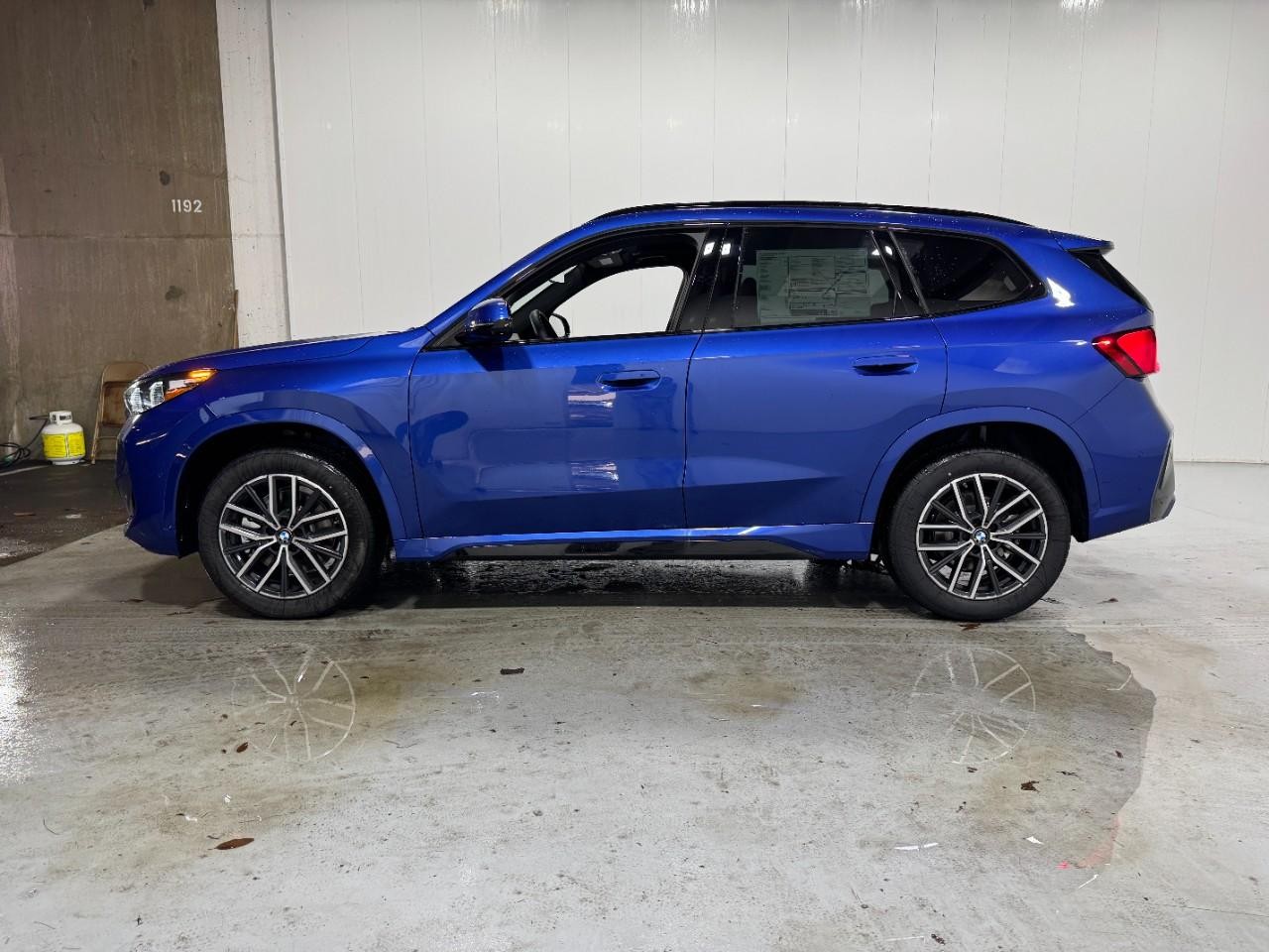 BMW X1 Vehicle Full-screen Gallery Image 2