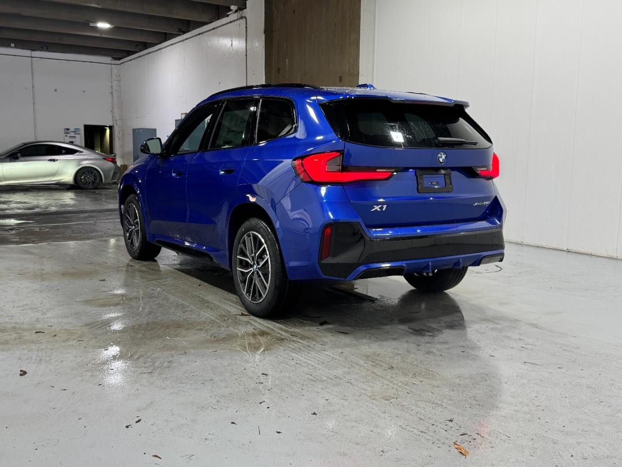 BMW X1 Vehicle Full-screen Gallery Image 3