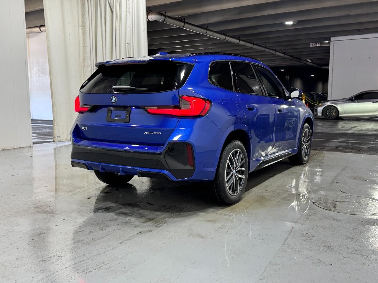 BMW X1 Vehicle Full-screen Gallery Image 4