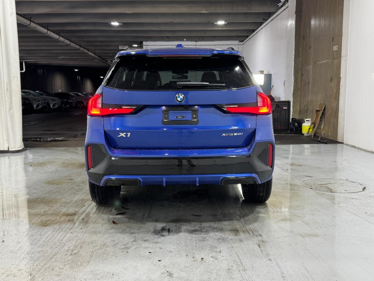 BMW X1 Vehicle Full-screen Gallery Image 9