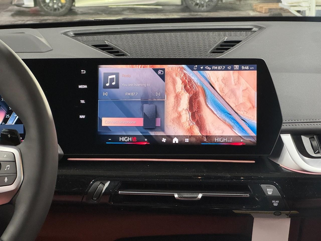 BMW X1 Vehicle Full-screen Gallery Image 14