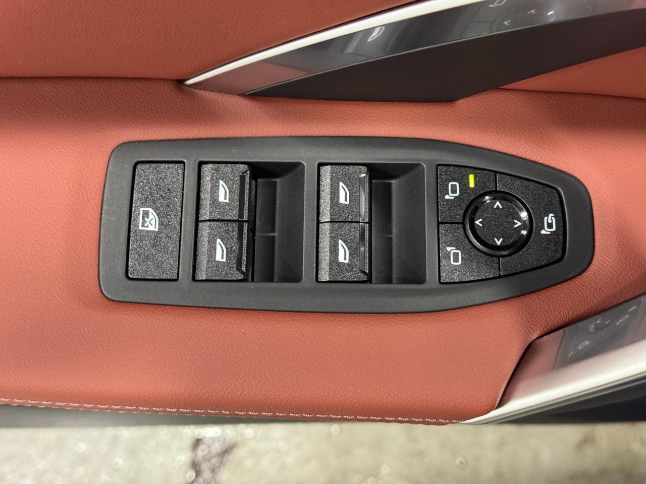 BMW X1 Vehicle Full-screen Gallery Image 23