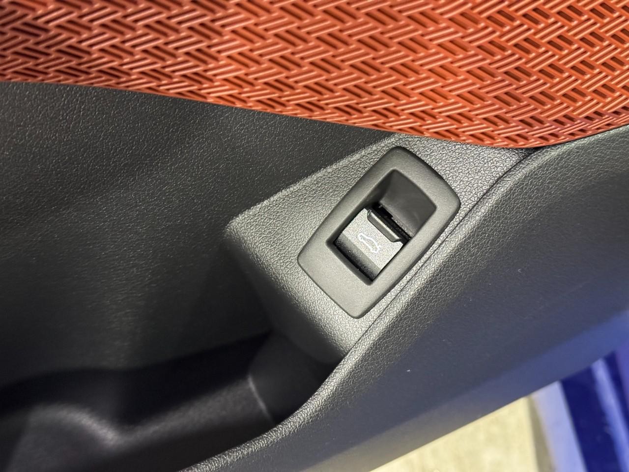 BMW X1 Vehicle Full-screen Gallery Image 24