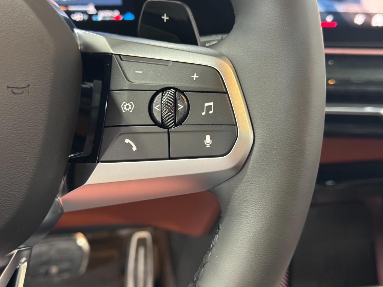 BMW X1 Vehicle Full-screen Gallery Image 30