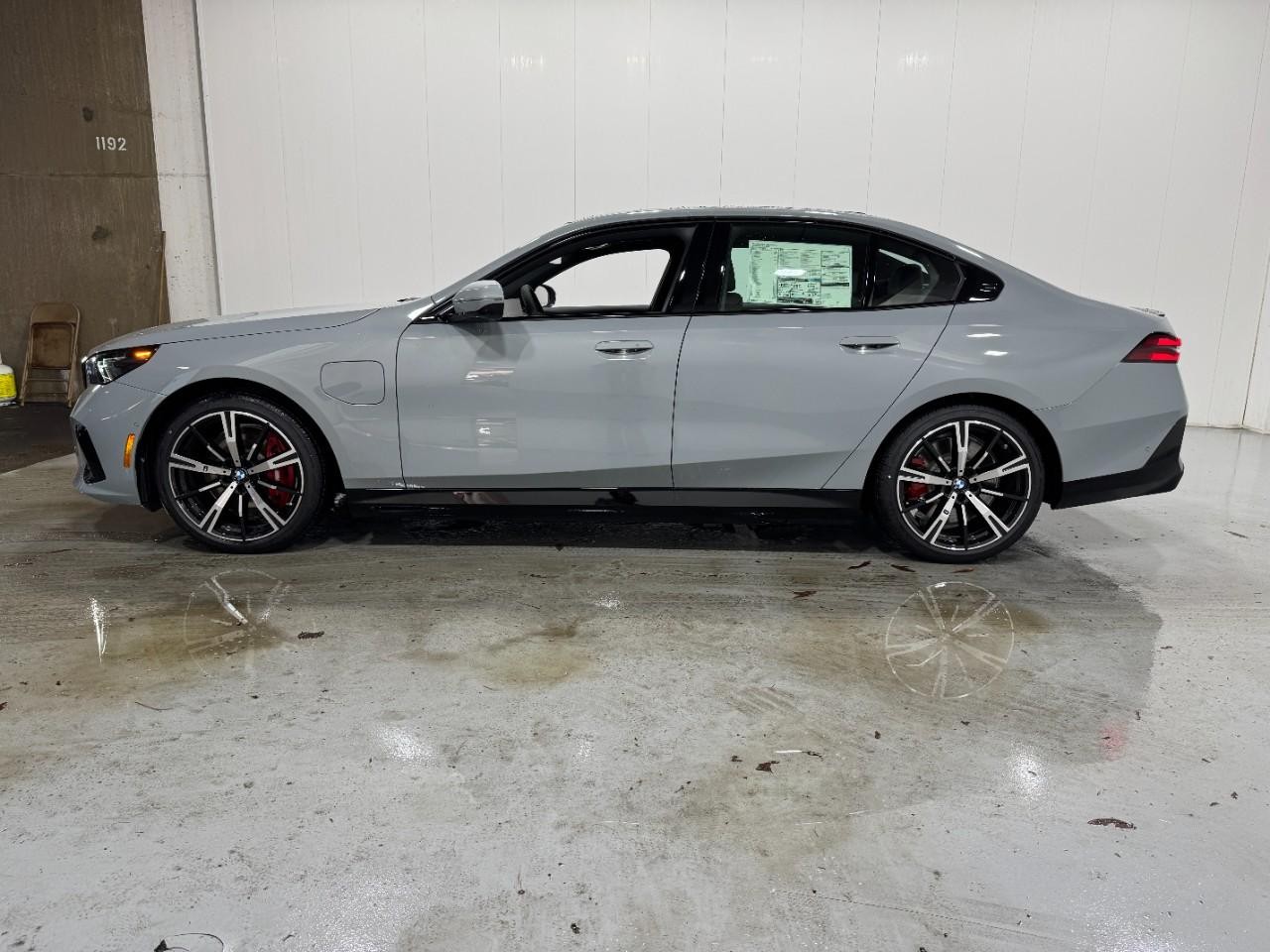 BMW 5 Series Vehicle Full-screen Gallery Image 2