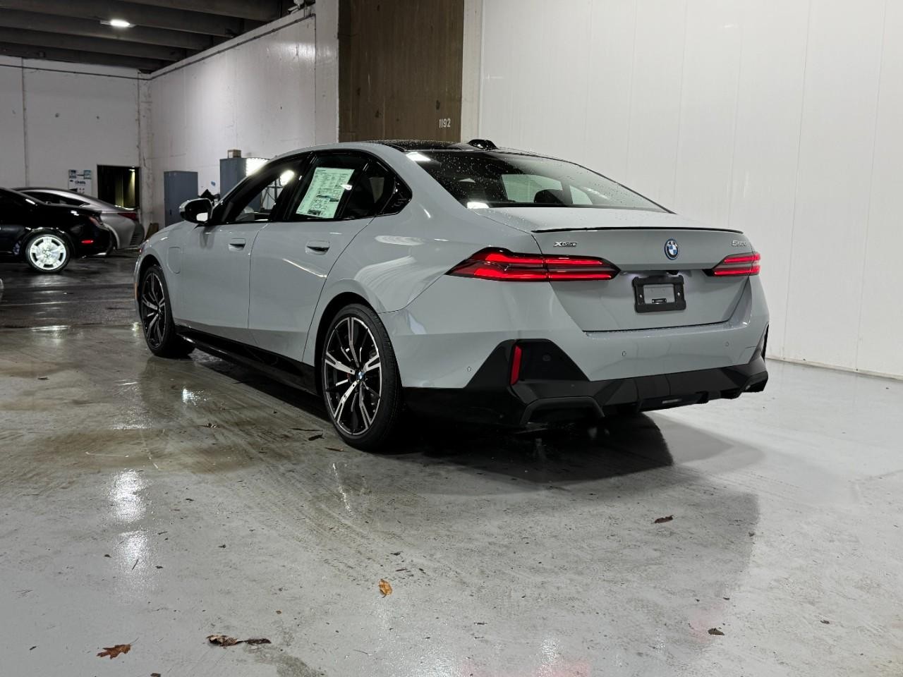 BMW 5 Series Vehicle Full-screen Gallery Image 3