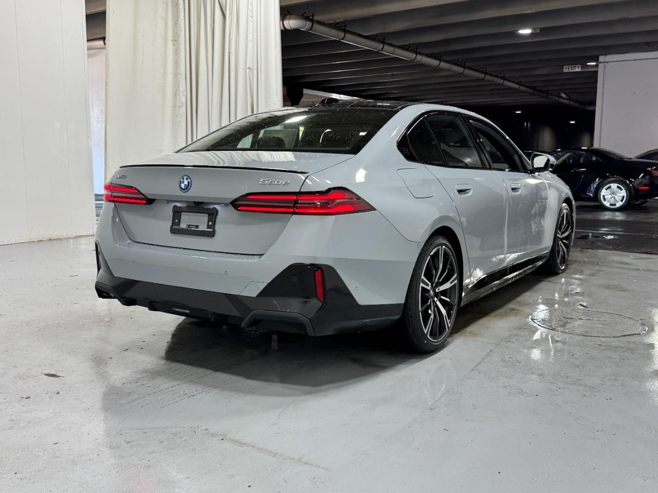 BMW 5 Series Vehicle Full-screen Gallery Image 4