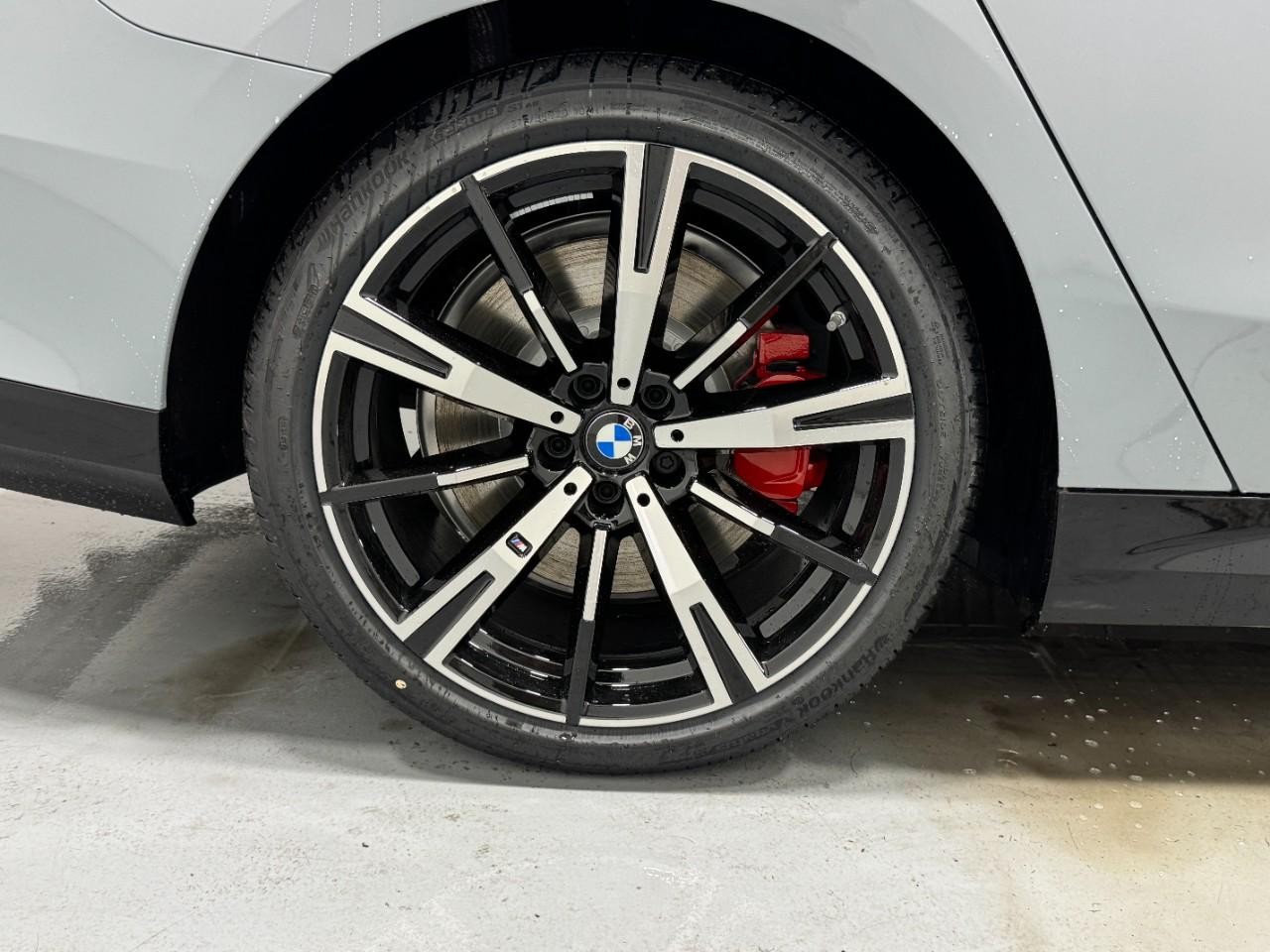 BMW 5 Series Vehicle Full-screen Gallery Image 5