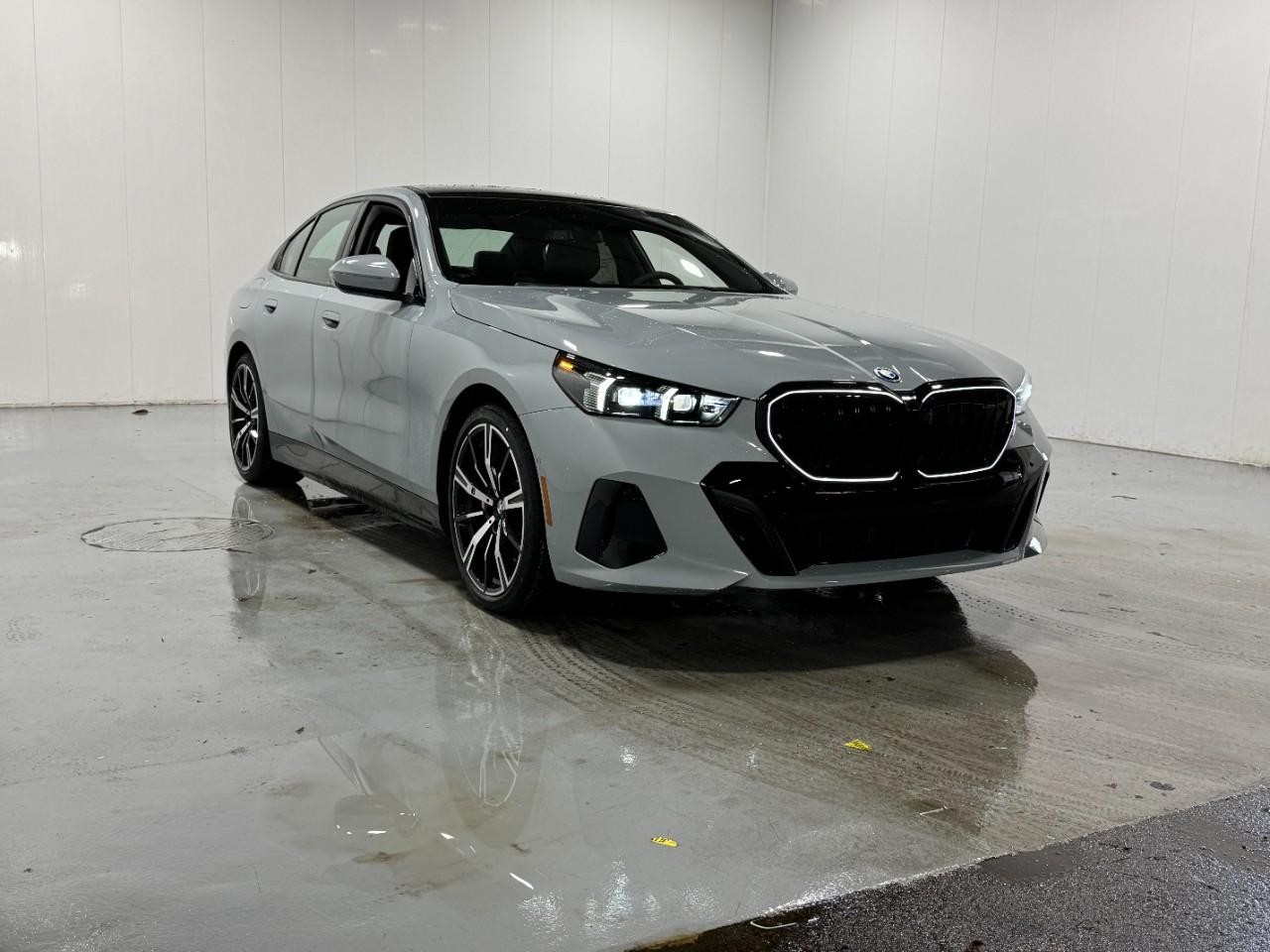 BMW 5 Series Vehicle Full-screen Gallery Image 6