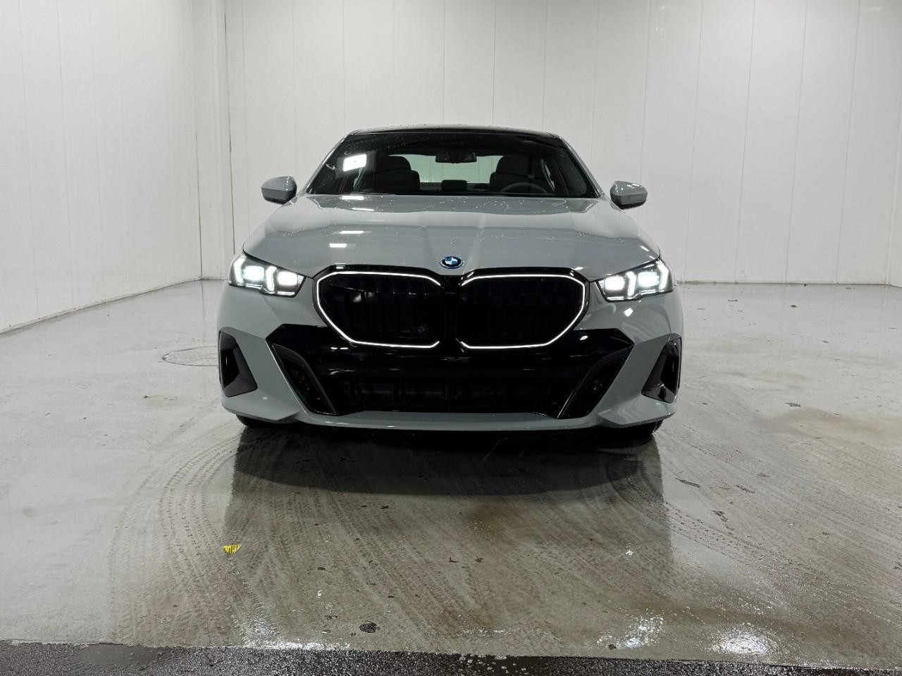 BMW 5 Series Vehicle Full-screen Gallery Image 7