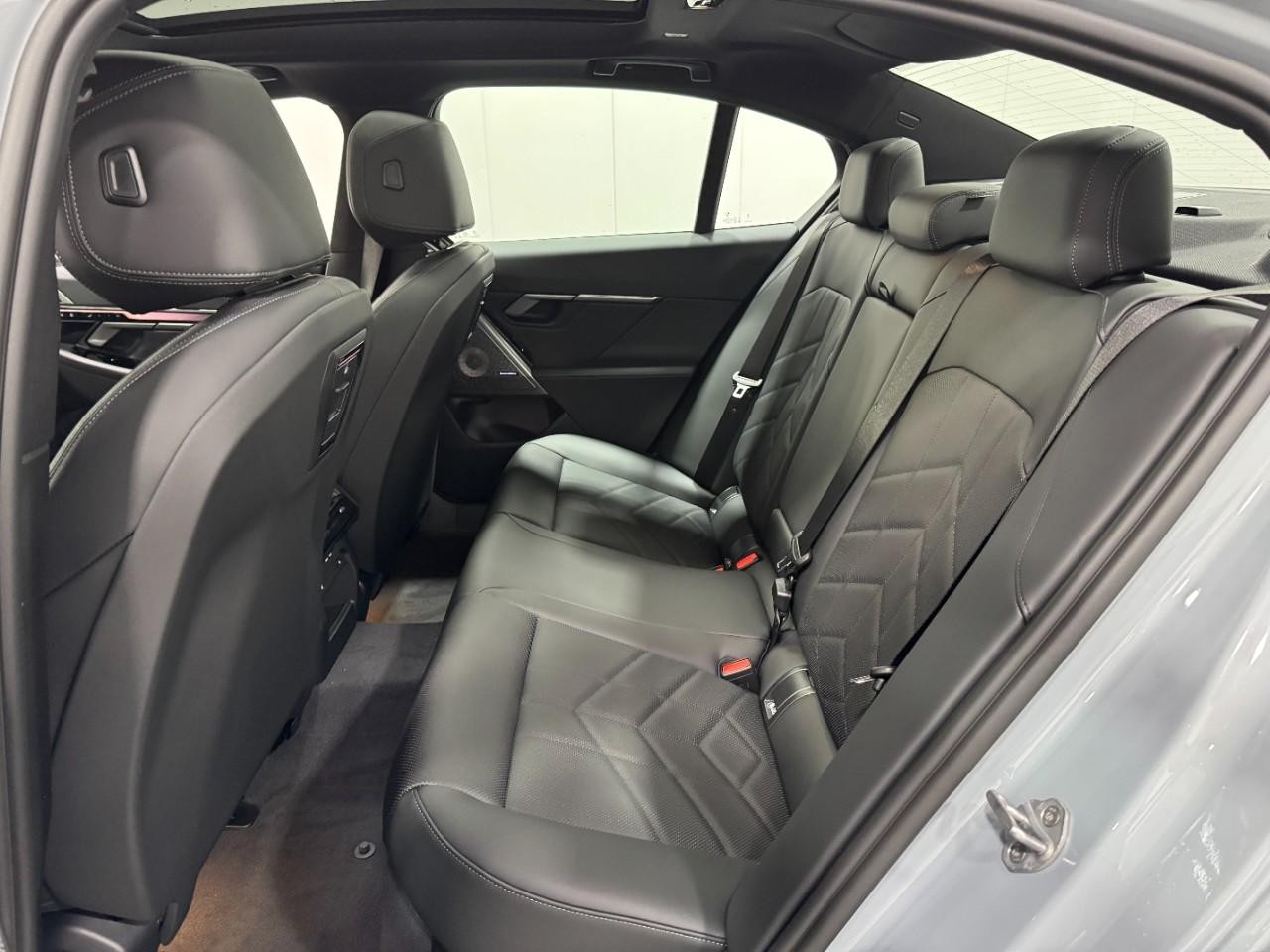 BMW 5 Series Vehicle Full-screen Gallery Image 8