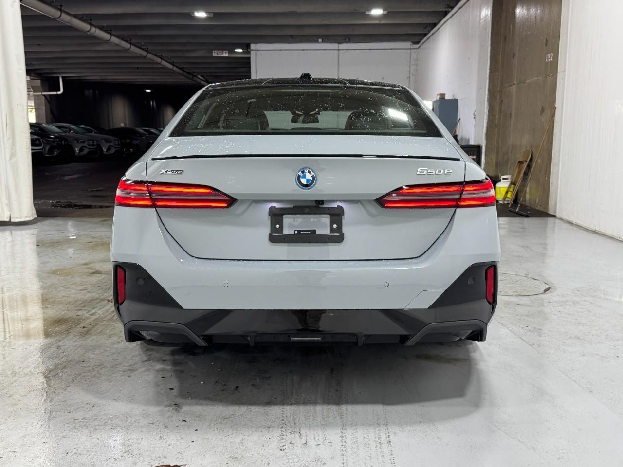 BMW 5 Series Vehicle Full-screen Gallery Image 9