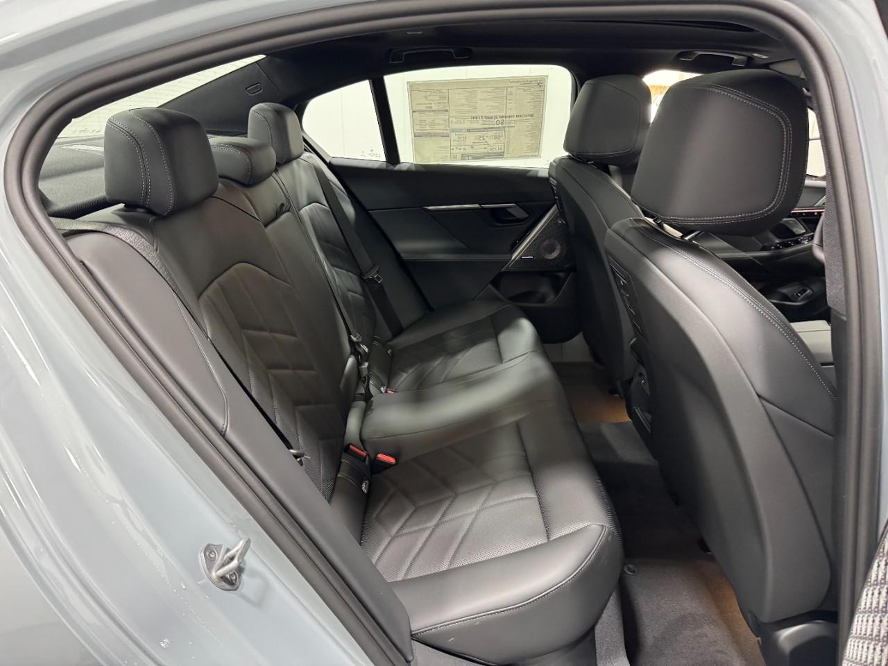 BMW 5 Series Vehicle Full-screen Gallery Image 10