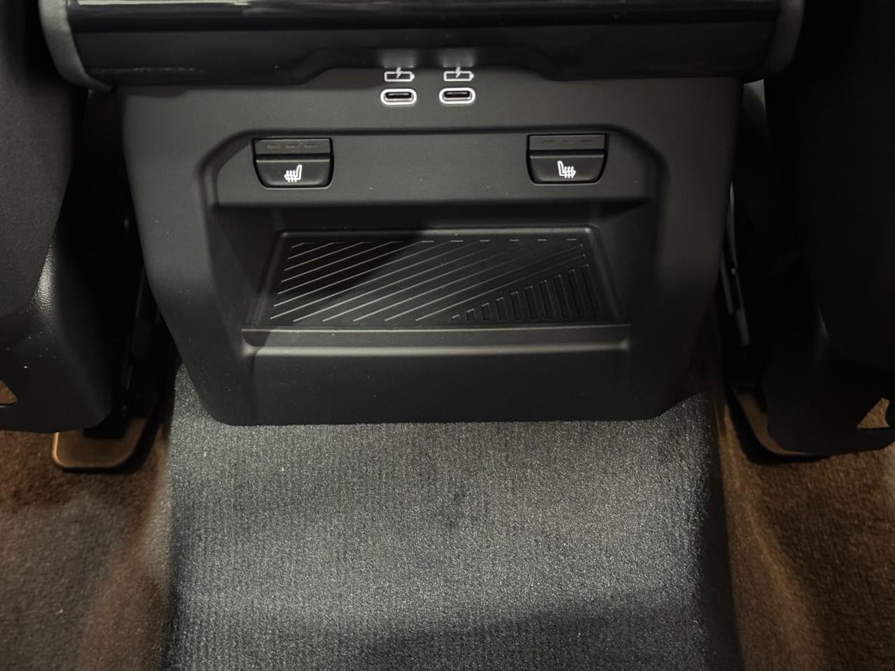 BMW 5 Series Vehicle Full-screen Gallery Image 11