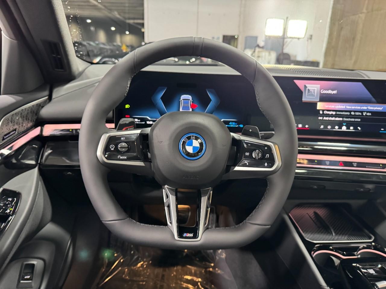 BMW 5 Series Vehicle Full-screen Gallery Image 14