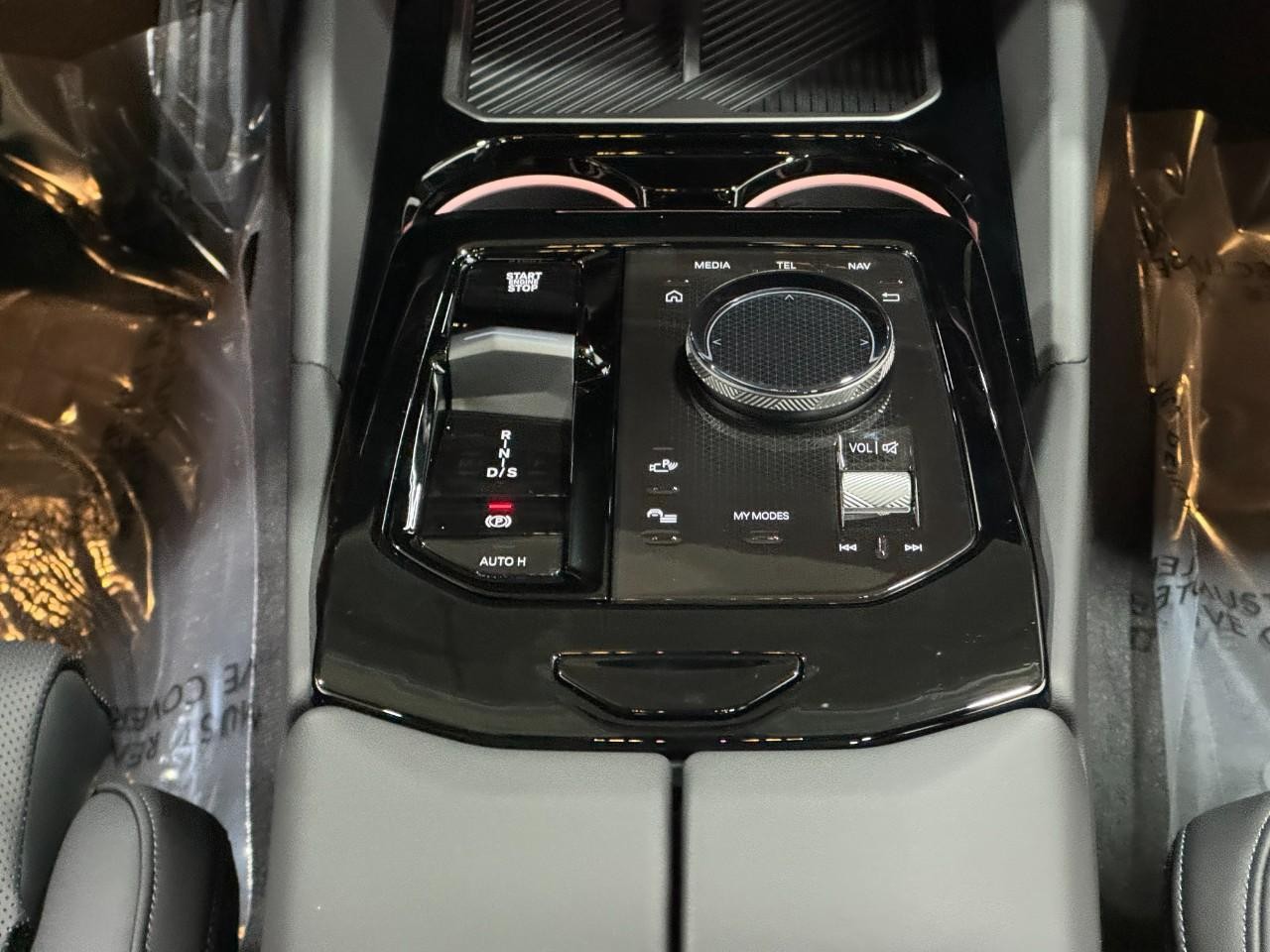 BMW 5 Series Vehicle Full-screen Gallery Image 16