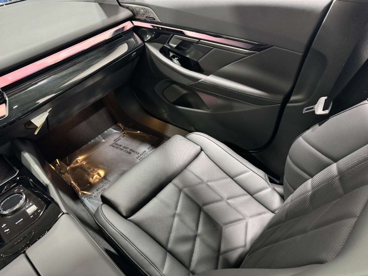 BMW 5 Series Vehicle Full-screen Gallery Image 17