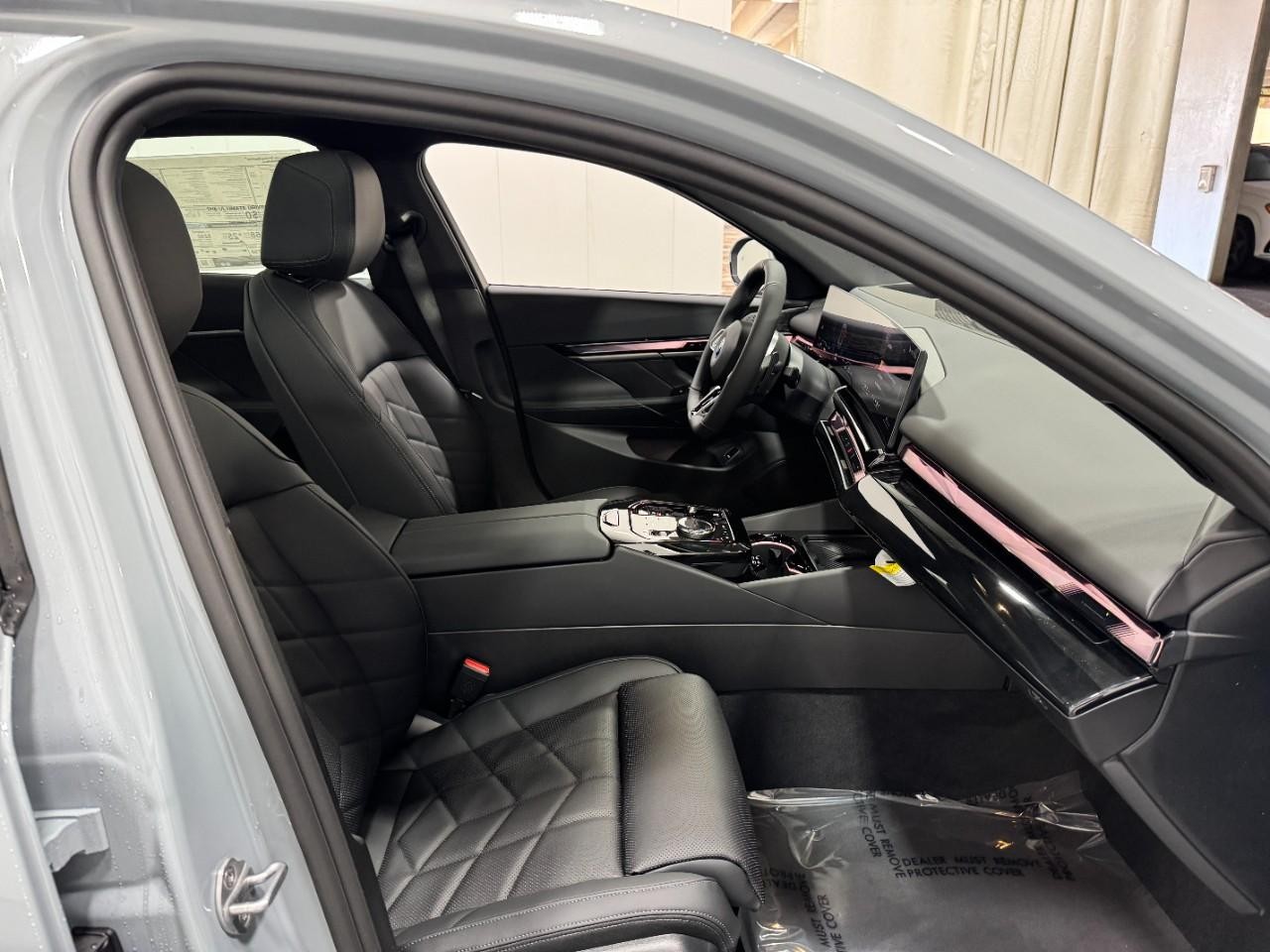 BMW 5 Series Vehicle Full-screen Gallery Image 18