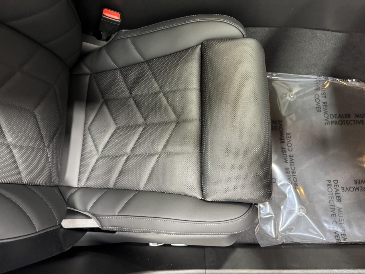 BMW 5 Series Vehicle Full-screen Gallery Image 19