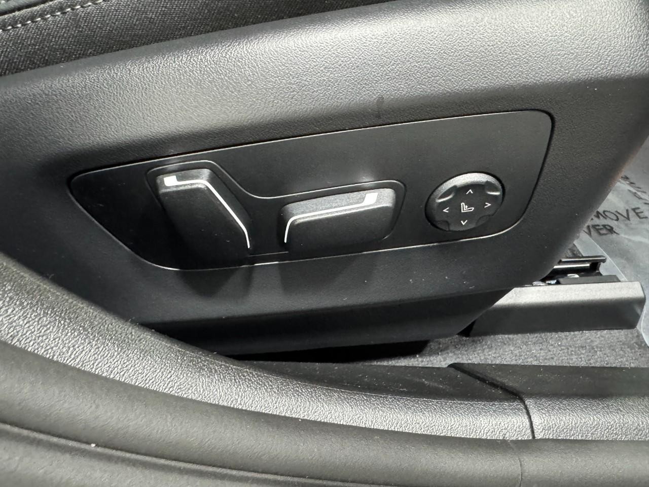 BMW 5 Series Vehicle Full-screen Gallery Image 20