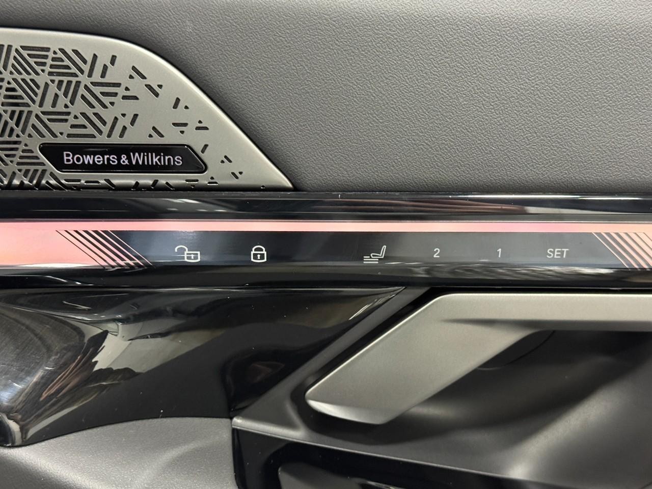 BMW 5 Series Vehicle Full-screen Gallery Image 21