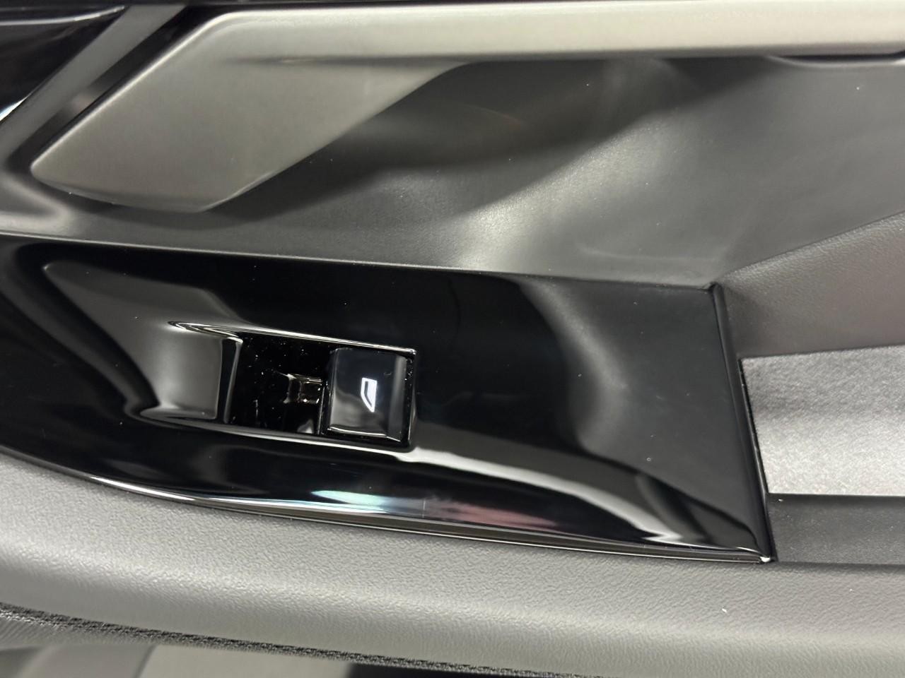 BMW 5 Series Vehicle Full-screen Gallery Image 22