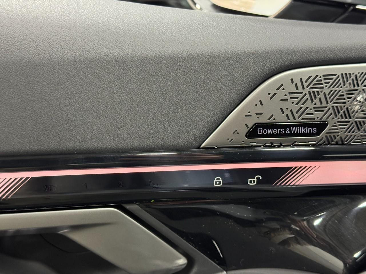 BMW 5 Series Vehicle Full-screen Gallery Image 23