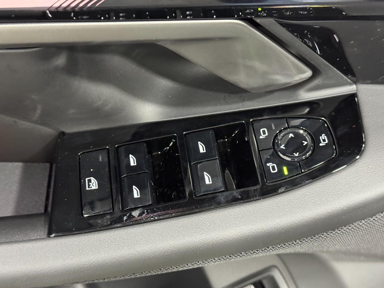 BMW 5 Series Vehicle Full-screen Gallery Image 24