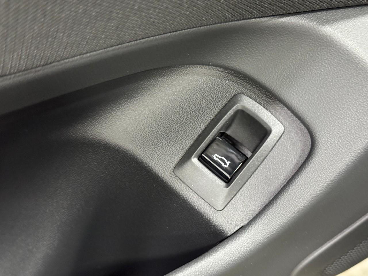 BMW 5 Series Vehicle Full-screen Gallery Image 25