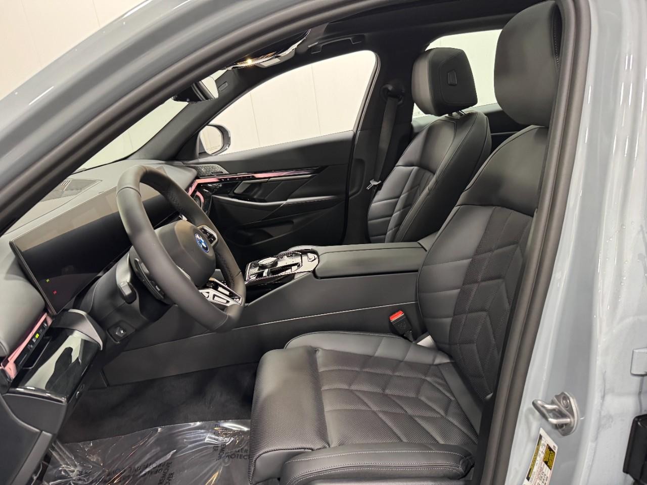 BMW 5 Series Vehicle Full-screen Gallery Image 26