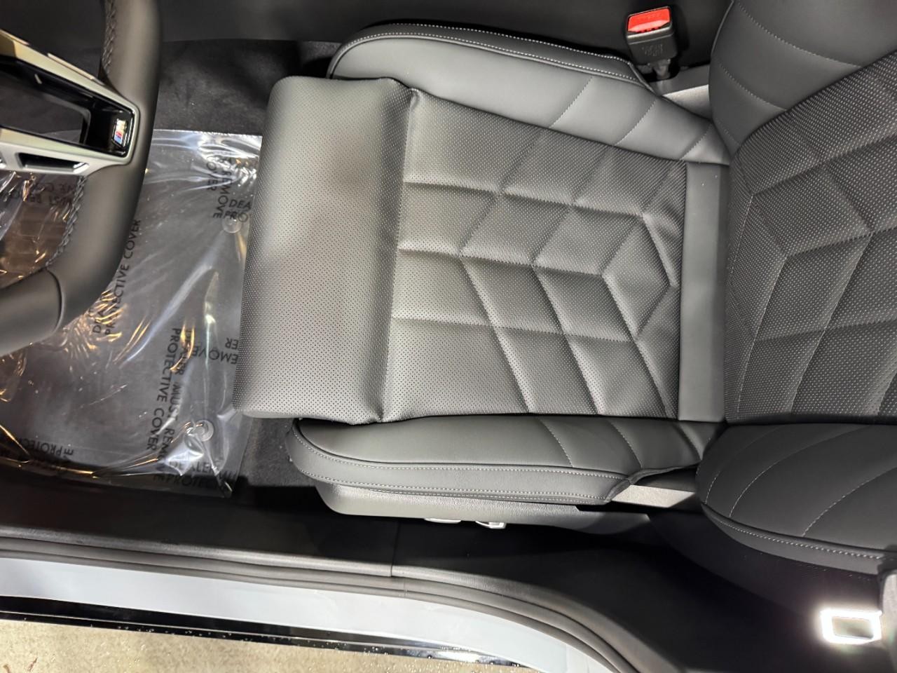 BMW 5 Series Vehicle Full-screen Gallery Image 27