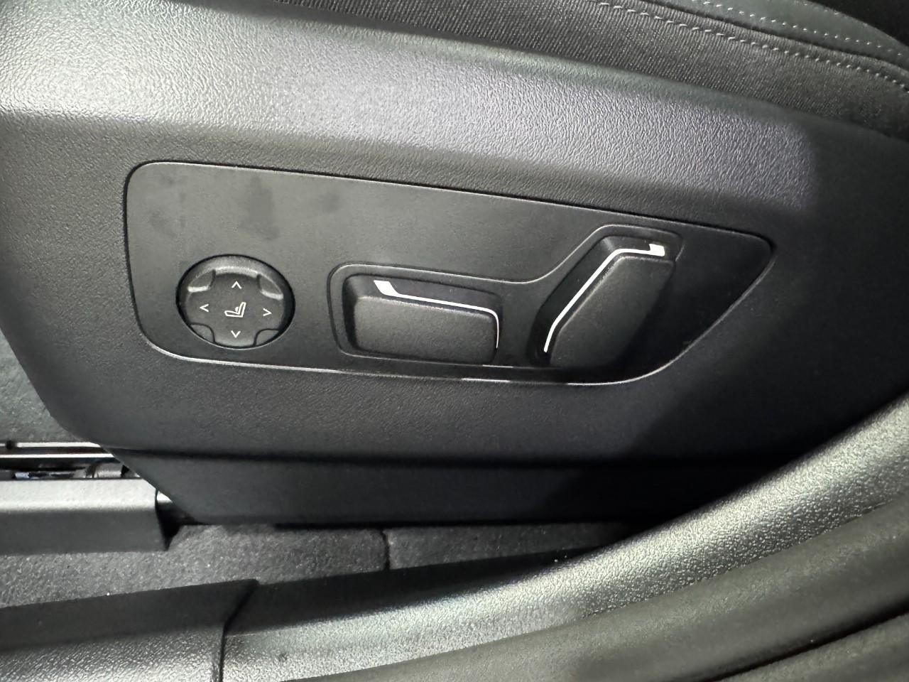 BMW 5 Series Vehicle Full-screen Gallery Image 28