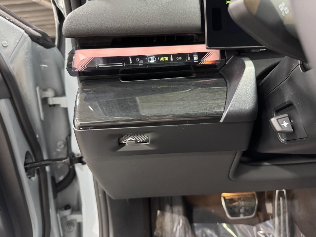 BMW 5 Series Vehicle Full-screen Gallery Image 29