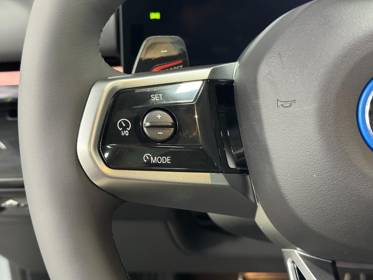 BMW 5 Series Vehicle Full-screen Gallery Image 30